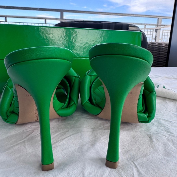 Bottega Veneta Woven Leather Lido Sandals Color Grass Women's Size 38 New - Picture 10 of 10